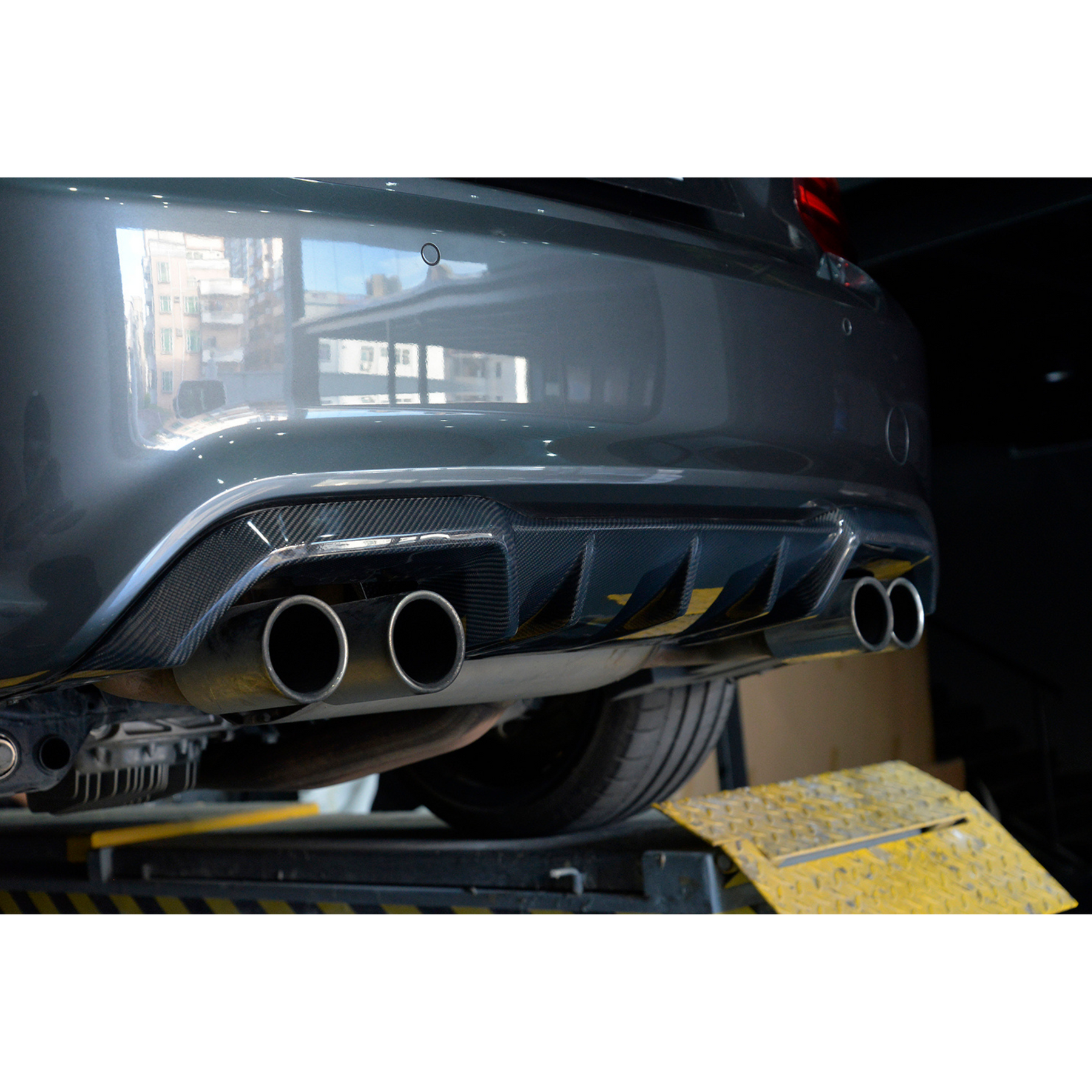 BMW F87 M-Performance Karbon Diffuser